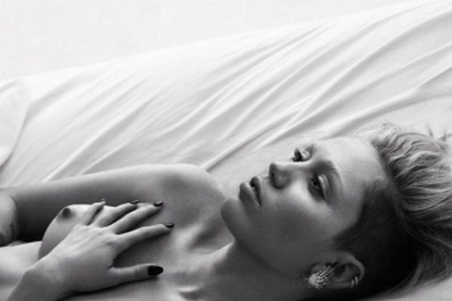 Fotogaleira: Famosas despidas em sessão fotográfica