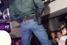militar, gnr, suspenso, fazer, strip, farda, vestida