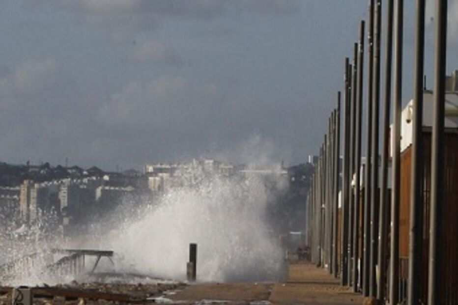Costa da Caparica, mar, ondas, paredão, acesso, vedado, interdito