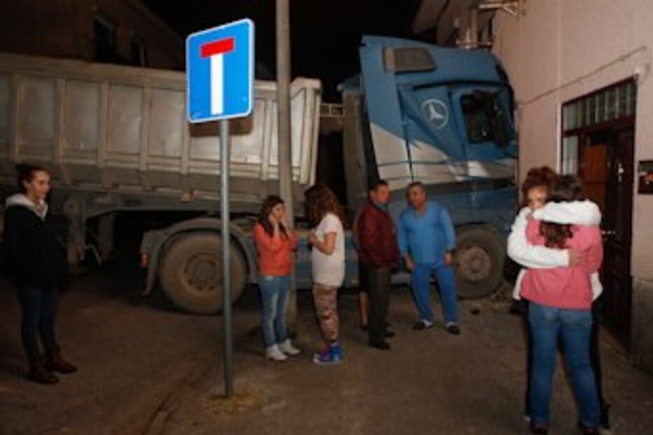 Comibra, acidente, camião, travões, casa, ferido grave, hospital