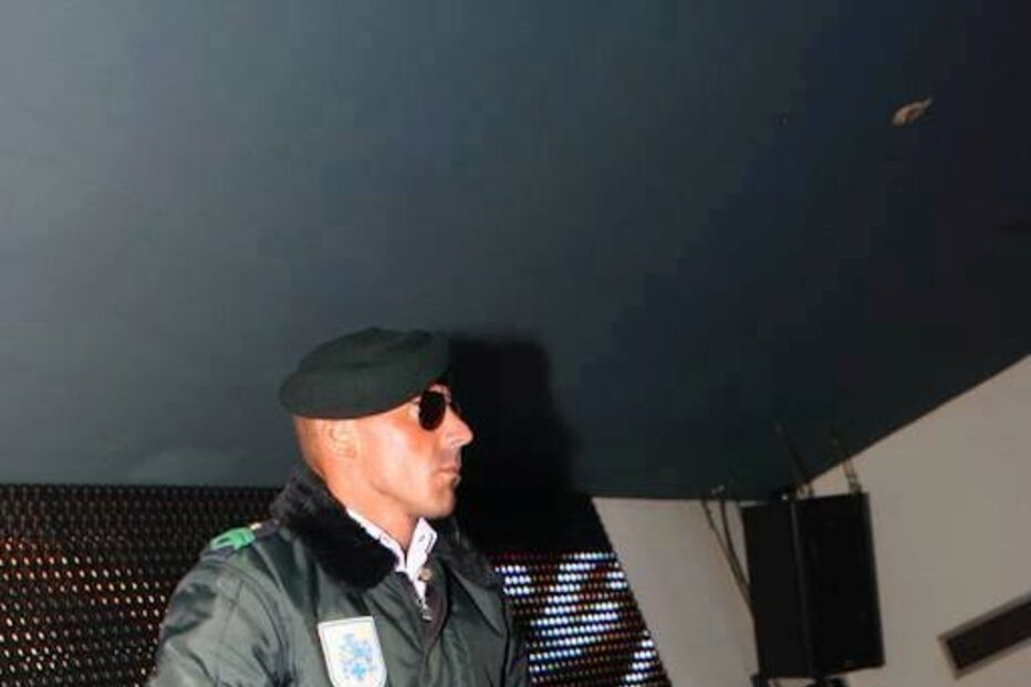 militar, gnr, suspenso, fazer, strip, farda, vestida