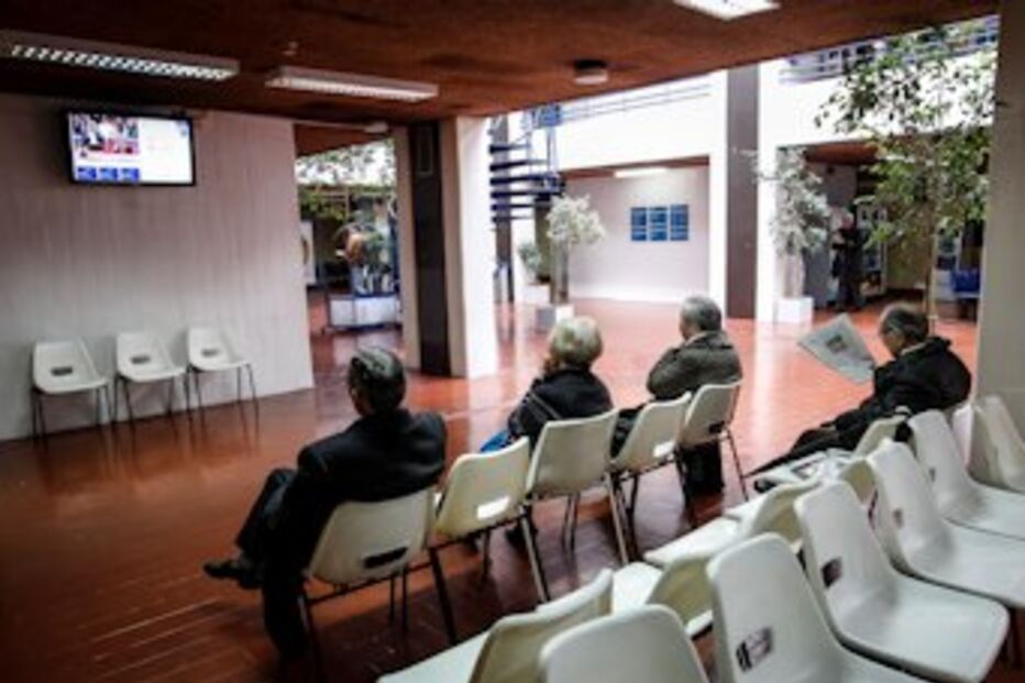 análises clínicas, colheitas, Serviço Nacional de Saúde, centro de saúde, enfermeiros, equipamento, técnicos, estafetas