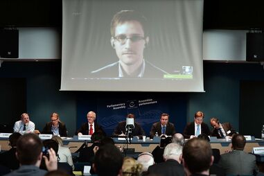 Edward Snowden, Livro, Os Ficheiros Snowden, Porto Editora, Espionagem, NSA, CIA, Internet, PRISM, Barack Obama, Angela Merkel, Luke Harding, Glenn Greenwald, Julian Assange, Wikileaks, Moscovo, Hong Kong, Vladimir Putin, Rússia, EUA, The Guardian, Cubo de Rubik 