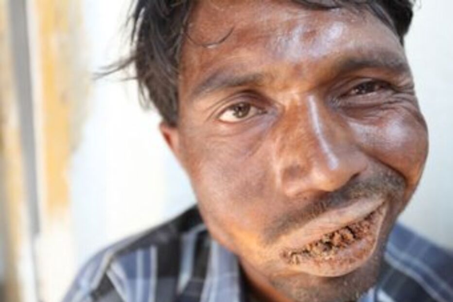 homem, indiano, come, rochas, pedras, lama, gosto, objetos