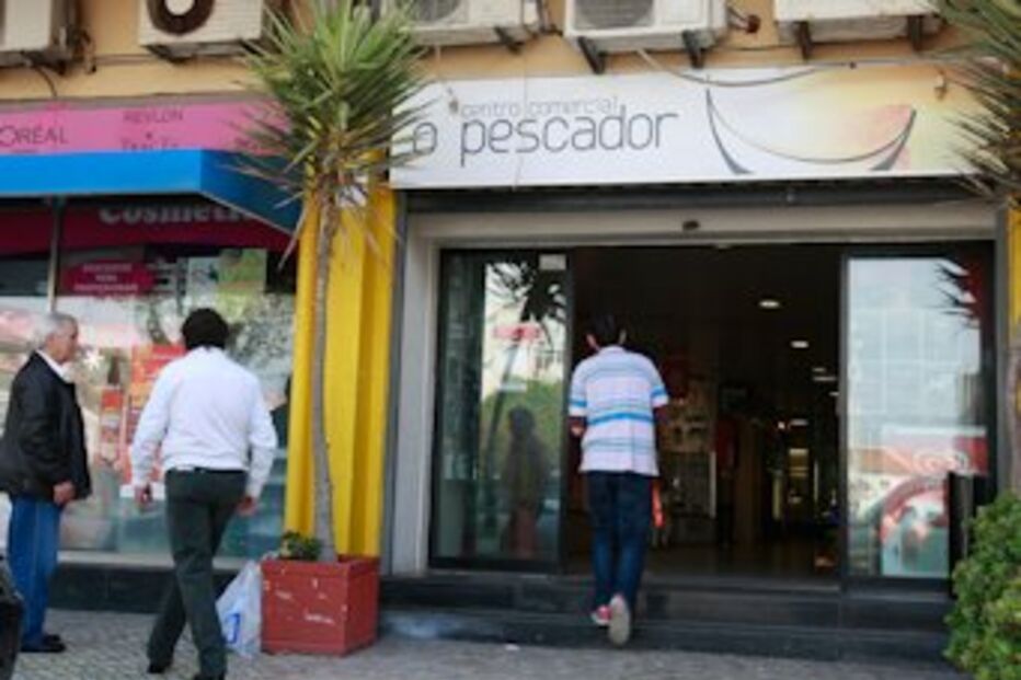 Gang, invade, shopping, ‘limpa’, três, lojas 