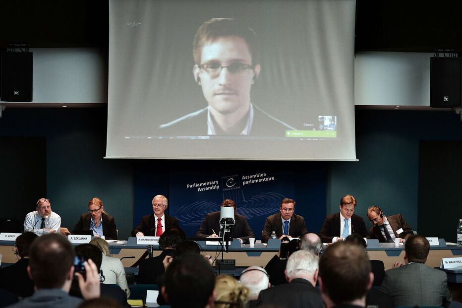 Edward Snowden, Livro, Os Ficheiros Snowden, Porto Editora, Espionagem, NSA, CIA, Internet, PRISM, Barack Obama, Angela Merkel, Luke Harding, Glenn Greenwald, Julian Assange, Wikileaks, Moscovo, Hong Kong, Vladimir Putin, Rússia, EUA, The Guardian, Cubo de Rubik 