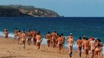 50 nudistas correm na praia do Meco