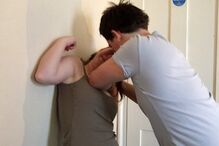 Homem viola esposa e aperta pescoço a filho de quatro meses