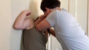 Homem viola esposa e aperta pescoço a filho de quatro meses