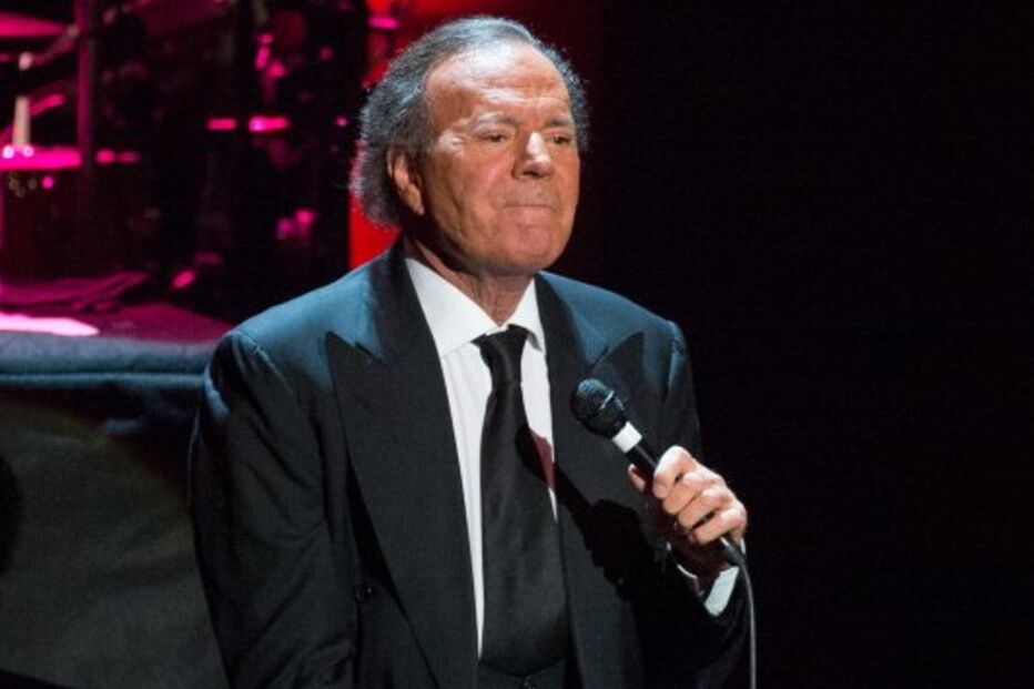 Julio Iglesias admira cantora barbuda