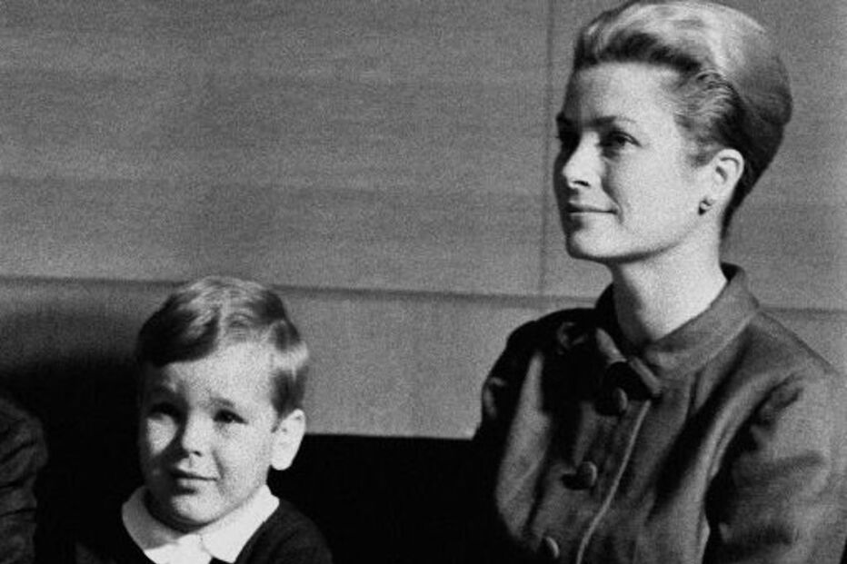 Grace do Mónaco, Grace Kelly, Rainier, Mónaco, Hollywood, Óscar, Clark Gable, Alfred Hitchcock, Grimaldi, Visita a Portugal, Sintra, Fátima, Lisboa, Nazaré, Palácio de Queluz, Américo Tomás, Palácio da Ajuda, Hotel Palace, Estoril, Lima de Carvalho, D. Duarte de Bragança, Amália Rodrigues, João Braga,  