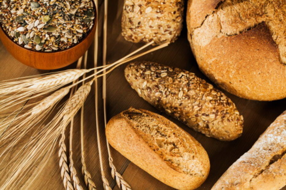 alimentação saudável, dieta, hidratos de carbono, batata, ervilhas, milho, cereais, banana, pão de mistura 