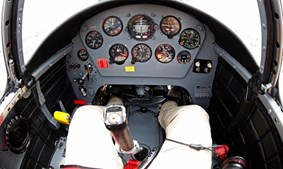 O cockpit do avião Yakovlev Yak-52
