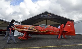 Elementos do staff transportam um avião de competição para dentro de um hangar, durante a Cerimónia de abertura da NOS Air Race Championship, que decorreu no Aeródromo Municipal de Cascais, em Tires