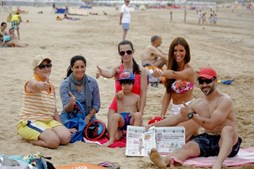 Marta Viveiros acompanhada por uma família na praia de São Martinho do Porto