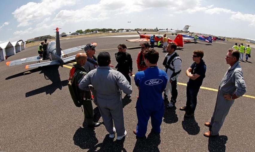 Pilotos e mecânicos conferenciam antes dos voos