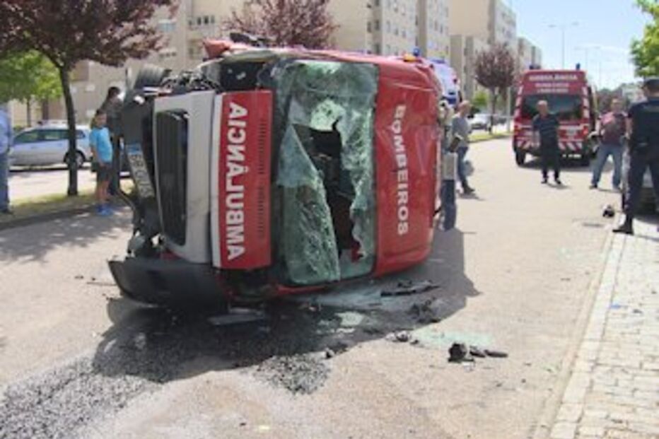 bombeiros, ambulância, choque, acidente, Matosinhos, feridos