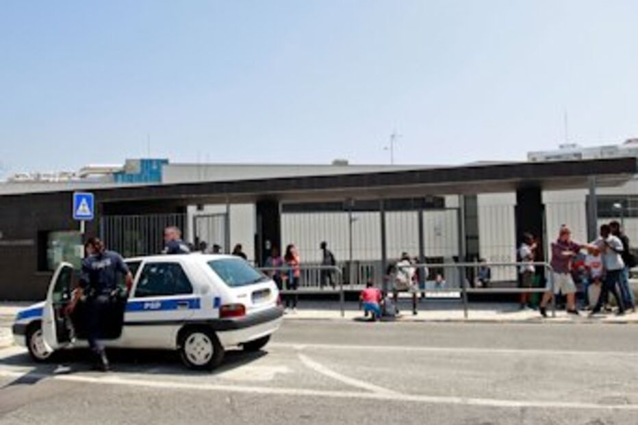 acusados, coação, alunos, escola, almada