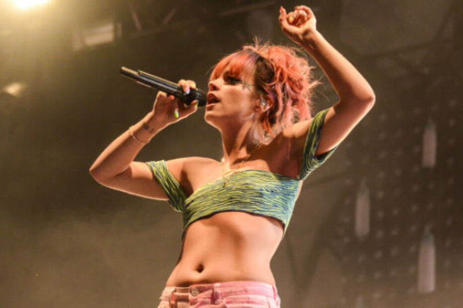 Lily Allen dança em topless no camarim