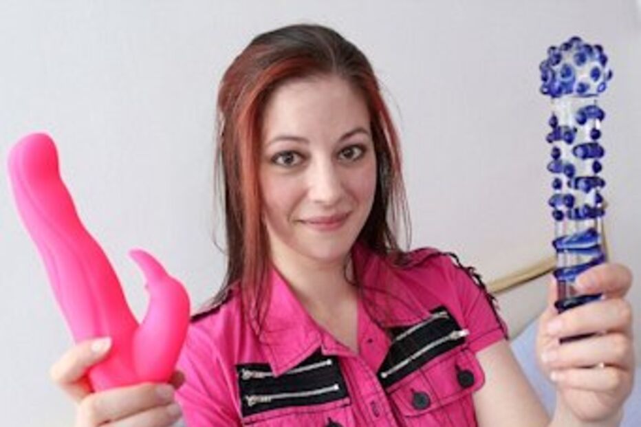 mulher, testa, brinquedos sexuais, orgasmo, Cara Houiellebecq