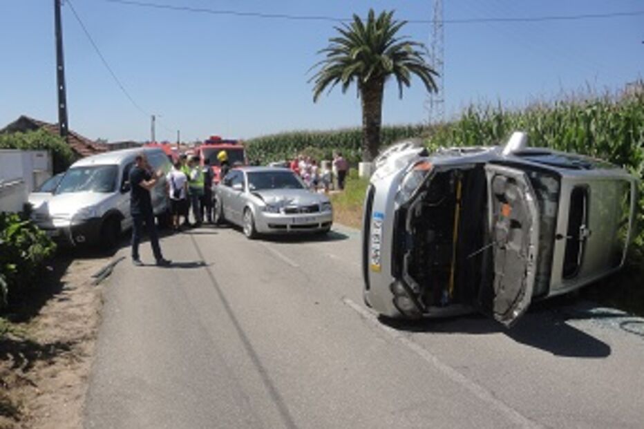 Portugal, bebé, ferido, capotamento, acidente
