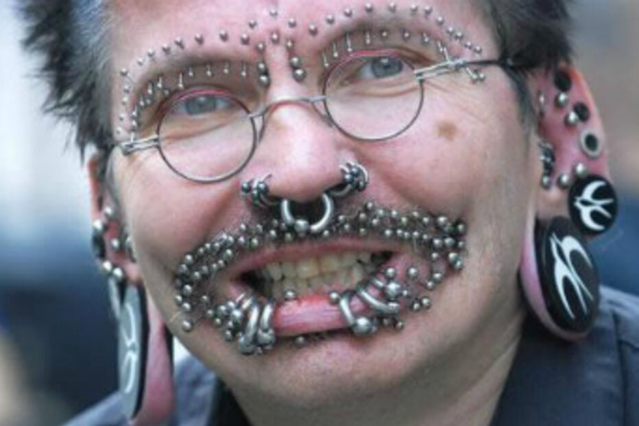 piercings, Dubai, detido, Rolf Buchholz