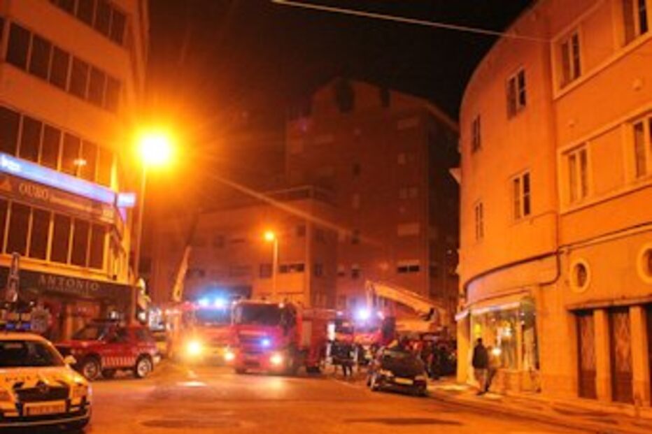 incêndio, morador, inalação de fumo, PSP, Aveiro, hospital, fogo