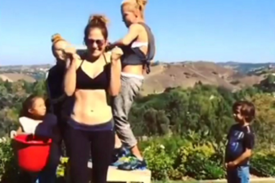 Jennifer Lopez, Ronaldo, banho público, Pitbull, Izzy Azalea, rapper, Fundação James McCarthy, esclerose lateral amiotrófica, ALS