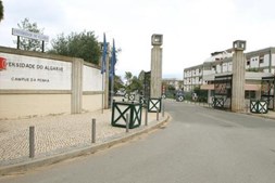 Fachada da entrada da Universidade do Algarve, Campus da Penha, em Faro
