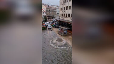 Tampas de saneamento levantam no Martim Moniz devido à chuva 