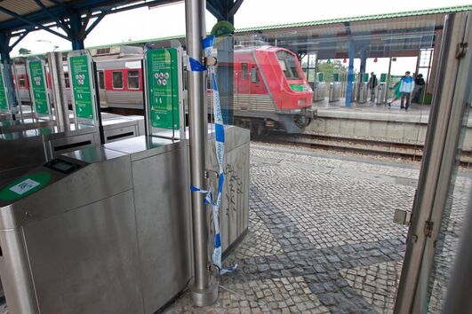 Duas pessoas ficaram feridos num atropelamento ferroviário, este sábado, na Portela de Sintra