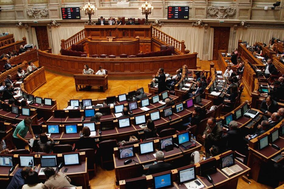 Parlamento, Assembleia da República, reposição, cortes salariais, funcionários públicos, aprovados, maioria