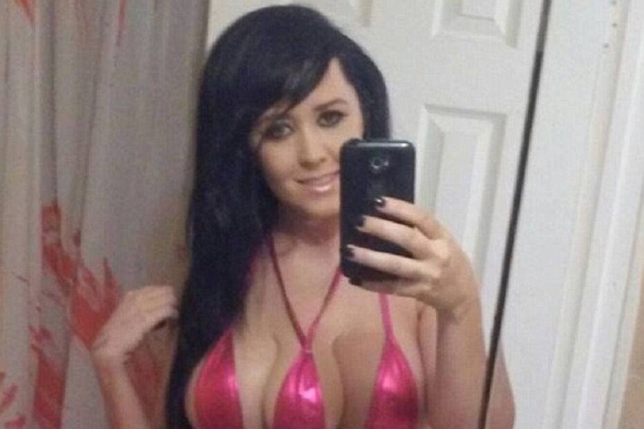 mulher com três seios