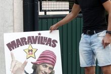 07-10-2014_21_52_41 M2-9054836 Fábio Varela junto a cartaz.JPG