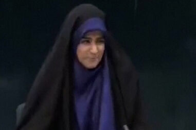 O momento em que Israel ataca televisão estatal iraniana durante emissão em direto