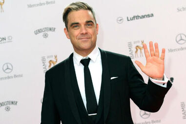 Robbie Williams canta durante parto da mulher