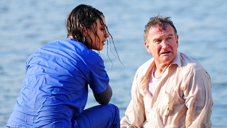  Robin Williams é salvo pela médica interpretada por Mila Kunis em ‘Aproveita a Vida Henry Altmann'