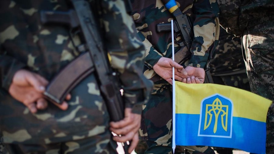 Soldado com a bandeira nacional da Ucrânia 
