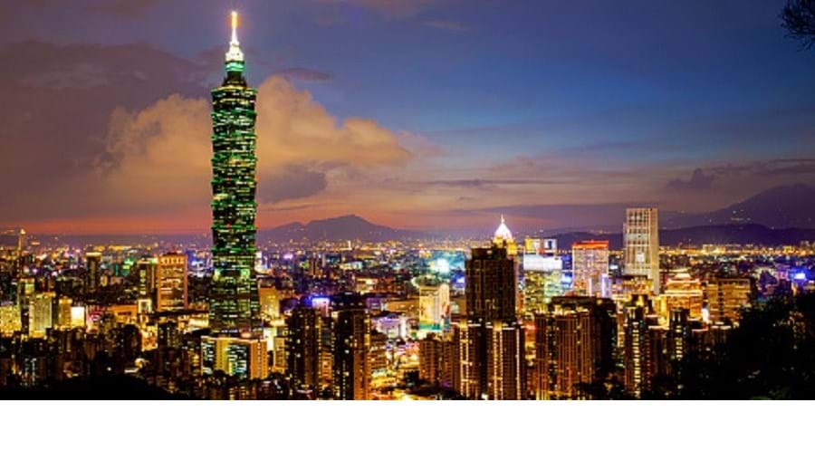 18- Na EVA Air, viajar de Nova Iorque para Taipei demora 15,5 horas a percorrer 12 565 km