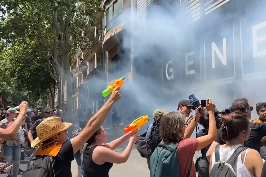 Protesto contra turismo usa pistolas de água em Barcelona.
