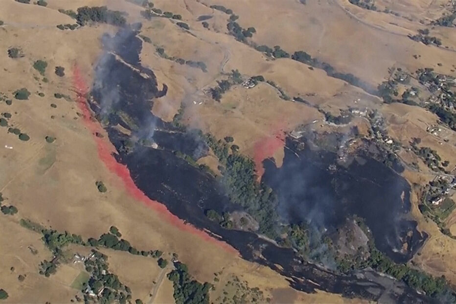 Incêndio de grandes dimensões na Califórnia causa área ardida visível do ar