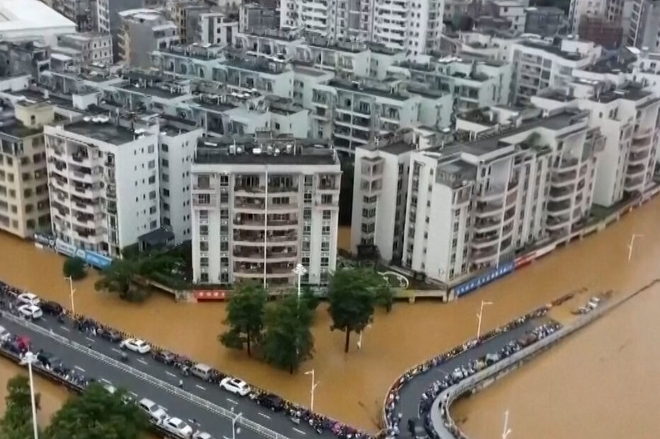 Cheias no sul da China após chuvas fortes inundam estradas e edifícios