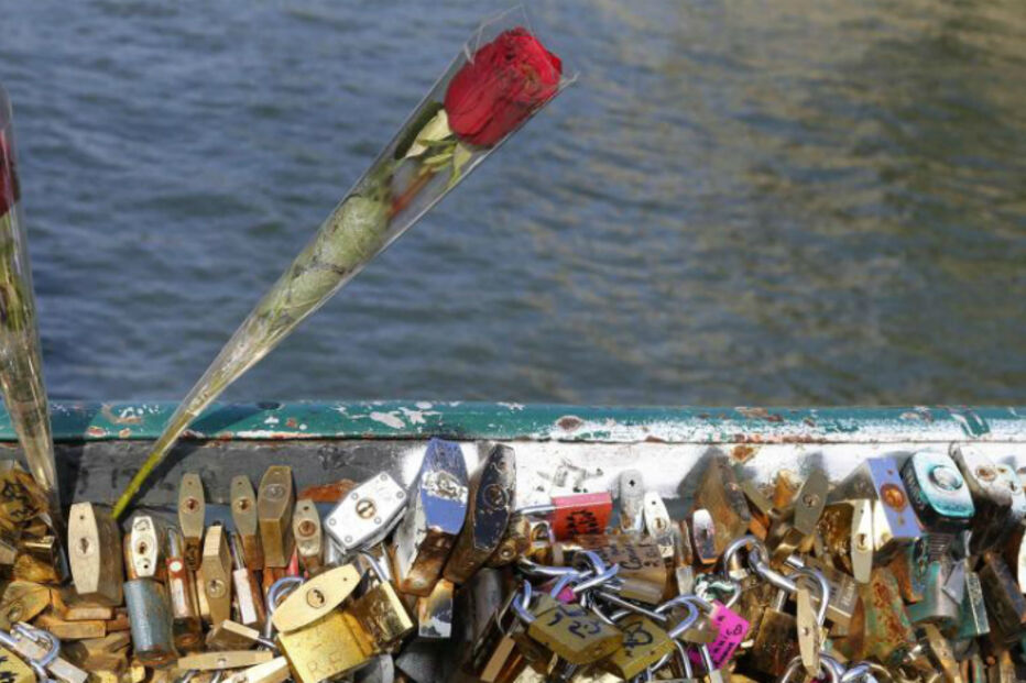 Ponte das Artes, Rosas, cadeados, amor eterno