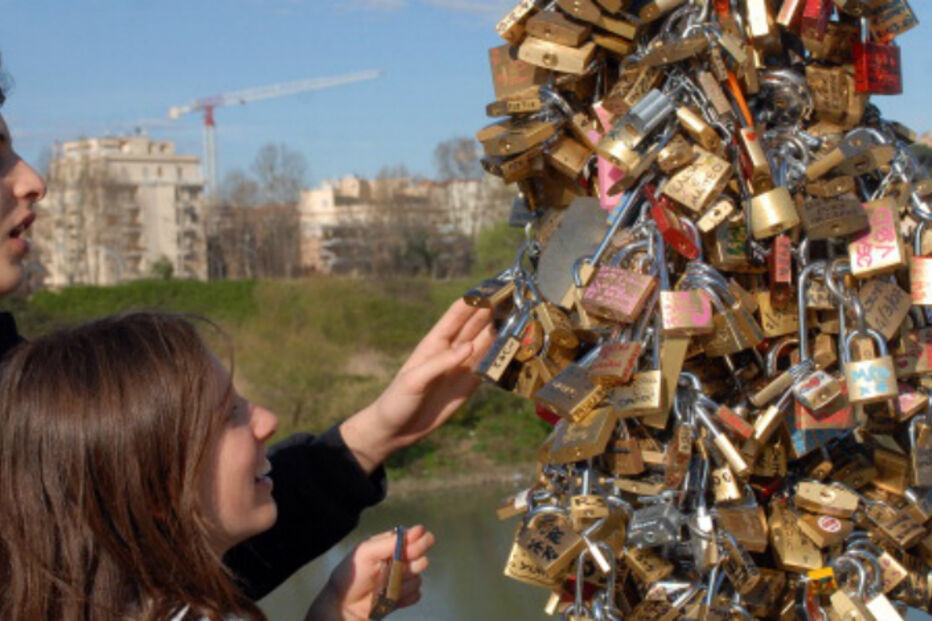 Ponte Milvio,Tiber, Roma, Itália, cadeados, casal