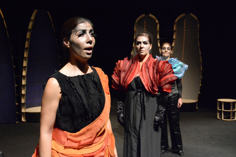 16-10-2014_17_53_45 Três Mulheres com Máscara de Ferro.jpg