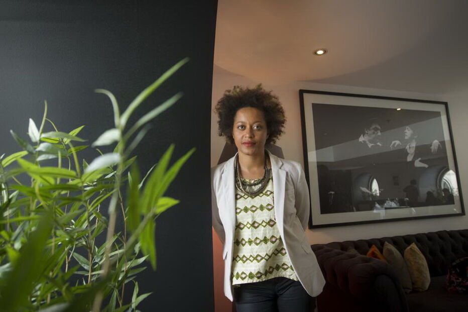 17-10-2014_11_02_17 Sara Tavares no hotel (Sérgio Lemos).jpg