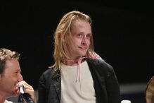 Macaulay Culkin beija homem na boca