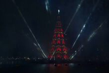 Emoção e fogo de artifício: Rio de Janeiro inaugura árvore de Natal flutuante na Enseada de Botafogo 