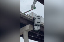 Imagens impressionantes mostram o resgate de motorista que ficou com camião suspenso em ponte nos EUA