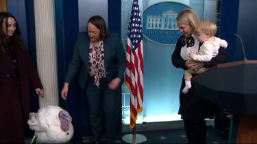 Peru perdoado por Trump deu o ar da sua graça na sala de imprensa da Casa Branca 